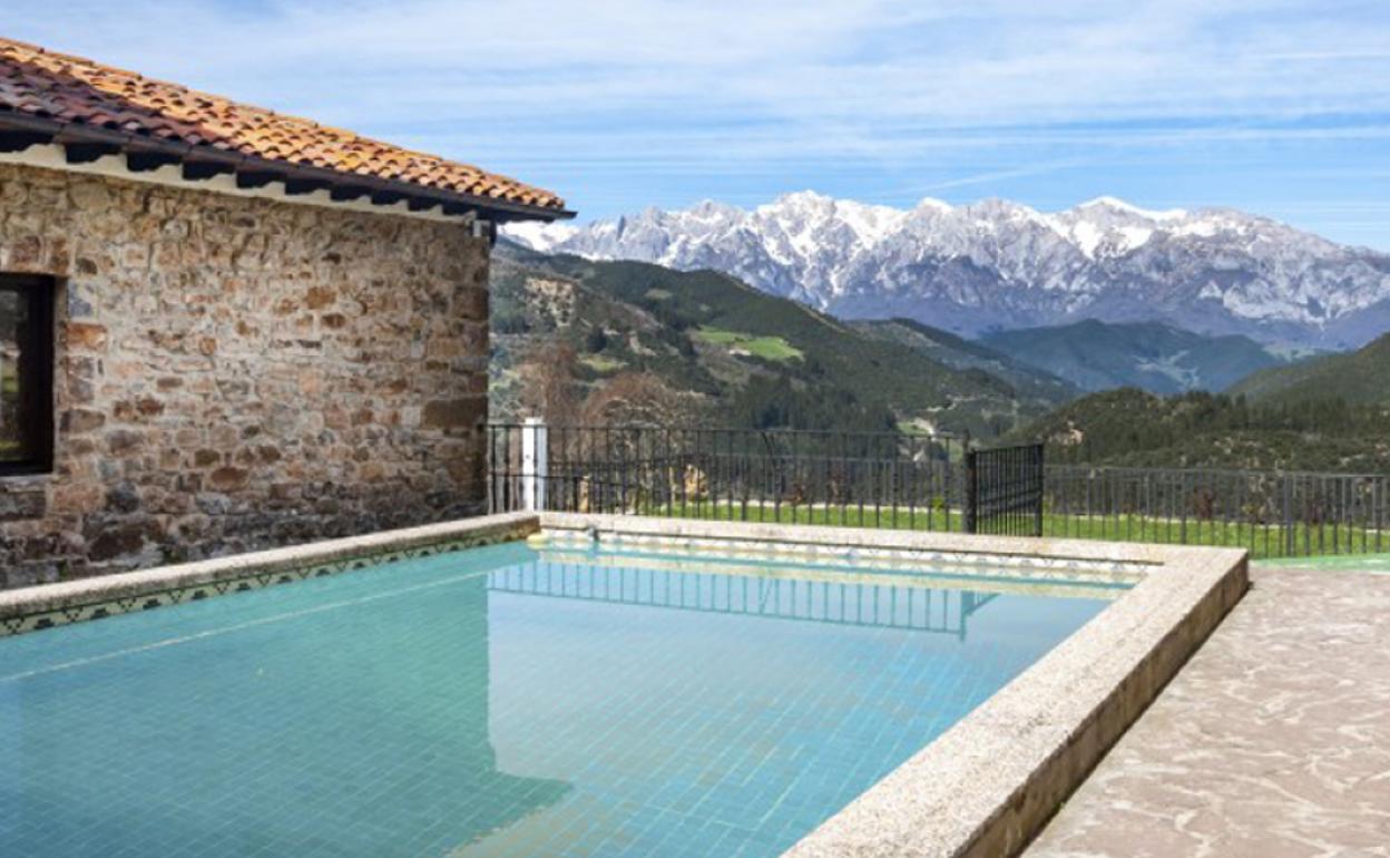 Una piscina con impresionantes vistas lebaniegas.