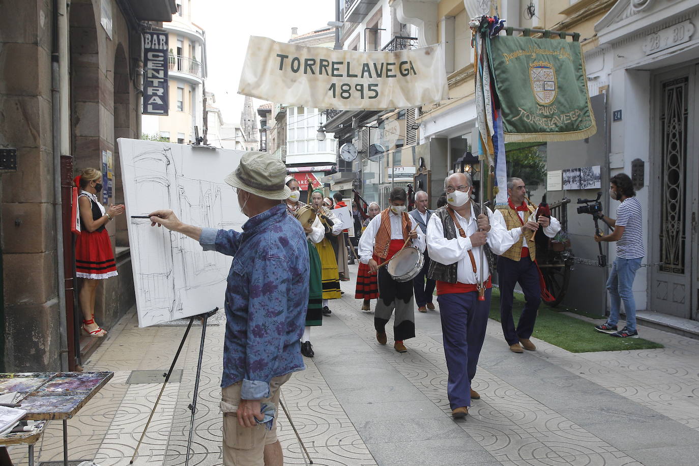 Torrelavega celebra hoy, sábado, la festividad de su patrona, la Virgen Grande, de una manera especial, como el año que nos está tocando vivir. Las fiestas, suspendidas por la pandemia, han sustituido el tradicional bullicio por resignación y una alegría contenida alejada de cualquier aglomeración. La ciudad no está engalanada y apenas un puñado de actos siguen en pie, como el concurso nacional de pintura rápida al aire libre, el reparto de polkas, el concurso de bolos o los conciertos en La Lechera y el Teatro Concha Espina, que tendrán lugar hoy.