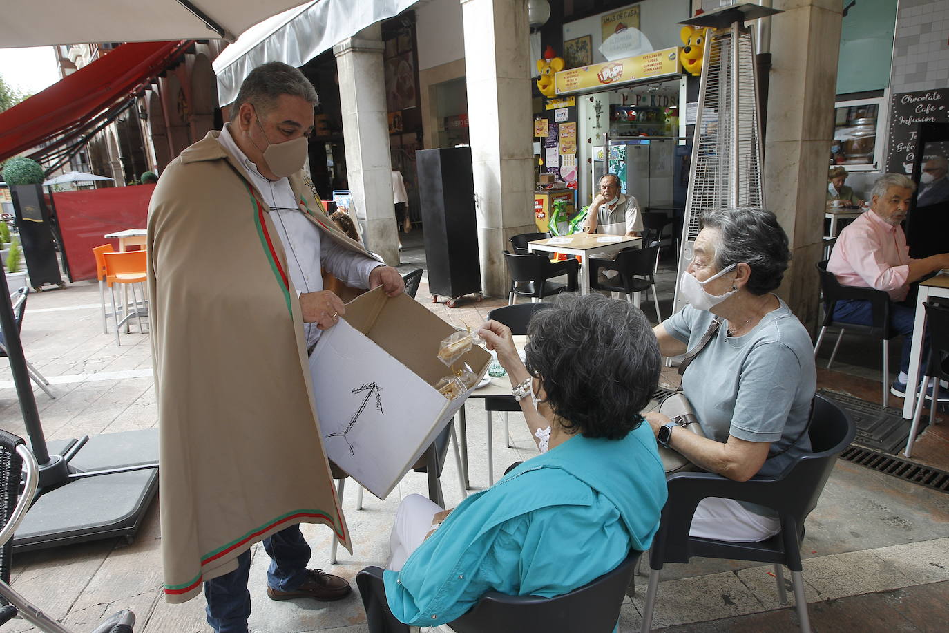 Torrelavega celebra hoy, sábado, la festividad de su patrona, la Virgen Grande, de una manera especial, como el año que nos está tocando vivir. Las fiestas, suspendidas por la pandemia, han sustituido el tradicional bullicio por resignación y una alegría contenida alejada de cualquier aglomeración. La ciudad no está engalanada y apenas un puñado de actos siguen en pie, como el concurso nacional de pintura rápida al aire libre, el reparto de polkas, el concurso de bolos o los conciertos en La Lechera y el Teatro Concha Espina, que tendrán lugar hoy.