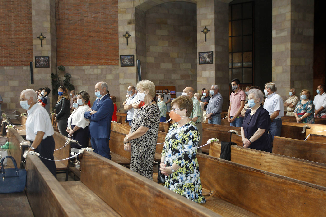 Torrelavega celebra hoy, sábado, la festividad de su patrona, la Virgen Grande, de una manera especial, como el año que nos está tocando vivir. Las fiestas, suspendidas por la pandemia, han sustituido el tradicional bullicio por resignación y una alegría contenida alejada de cualquier aglomeración. La ciudad no está engalanada y apenas un puñado de actos siguen en pie, como el concurso nacional de pintura rápida al aire libre, el reparto de polkas, el concurso de bolos o los conciertos en La Lechera y el Teatro Concha Espina, que tendrán lugar hoy.