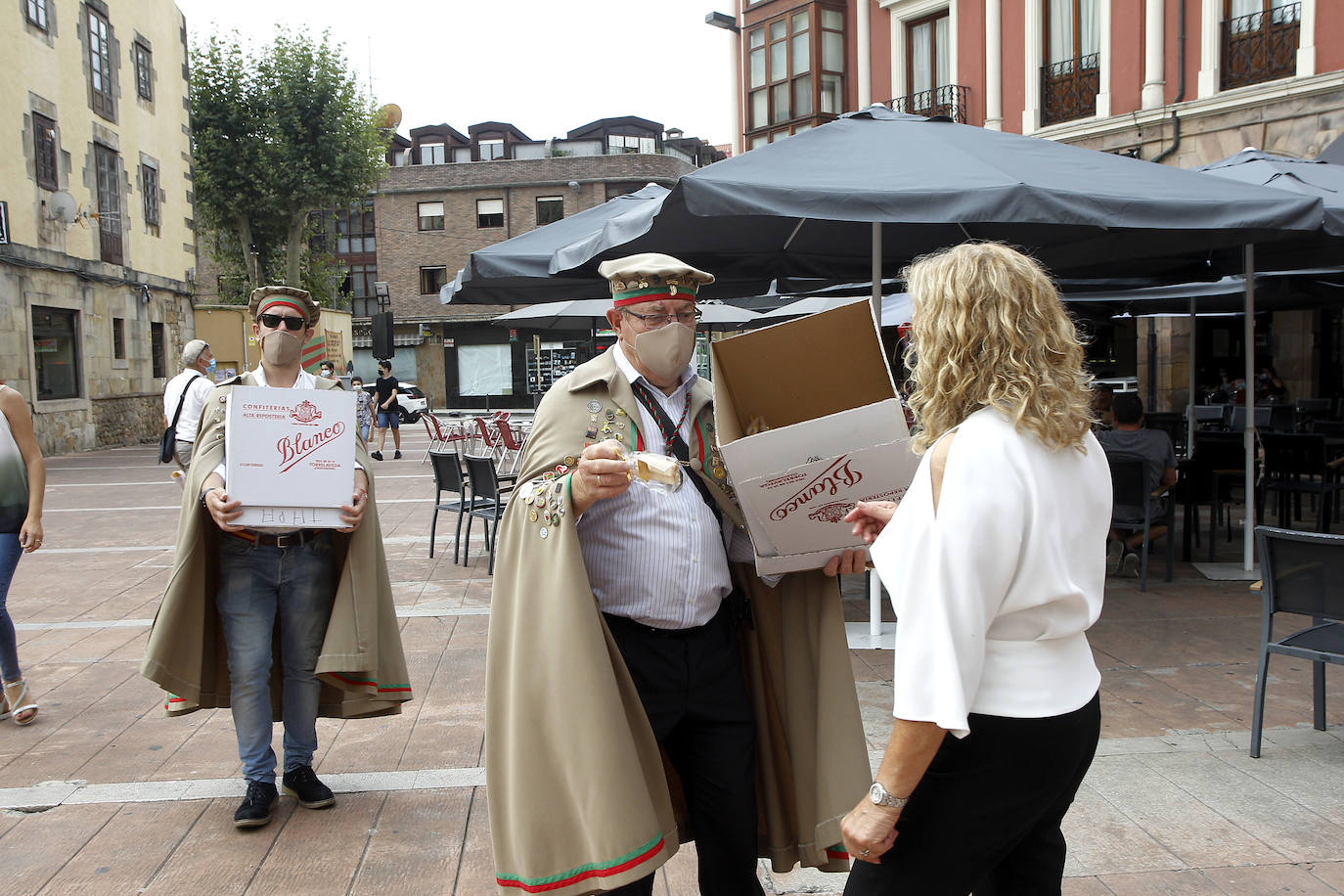 Torrelavega celebra hoy, sábado, la festividad de su patrona, la Virgen Grande, de una manera especial, como el año que nos está tocando vivir. Las fiestas, suspendidas por la pandemia, han sustituido el tradicional bullicio por resignación y una alegría contenida alejada de cualquier aglomeración. La ciudad no está engalanada y apenas un puñado de actos siguen en pie, como el concurso nacional de pintura rápida al aire libre, el reparto de polkas, el concurso de bolos o los conciertos en La Lechera y el Teatro Concha Espina, que tendrán lugar hoy.