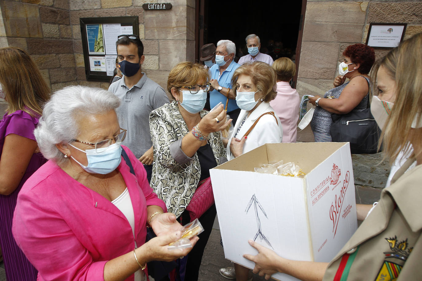 Torrelavega celebra hoy, sábado, la festividad de su patrona, la Virgen Grande, de una manera especial, como el año que nos está tocando vivir. Las fiestas, suspendidas por la pandemia, han sustituido el tradicional bullicio por resignación y una alegría contenida alejada de cualquier aglomeración. La ciudad no está engalanada y apenas un puñado de actos siguen en pie, como el concurso nacional de pintura rápida al aire libre, el reparto de polkas, el concurso de bolos o los conciertos en La Lechera y el Teatro Concha Espina, que tendrán lugar hoy.