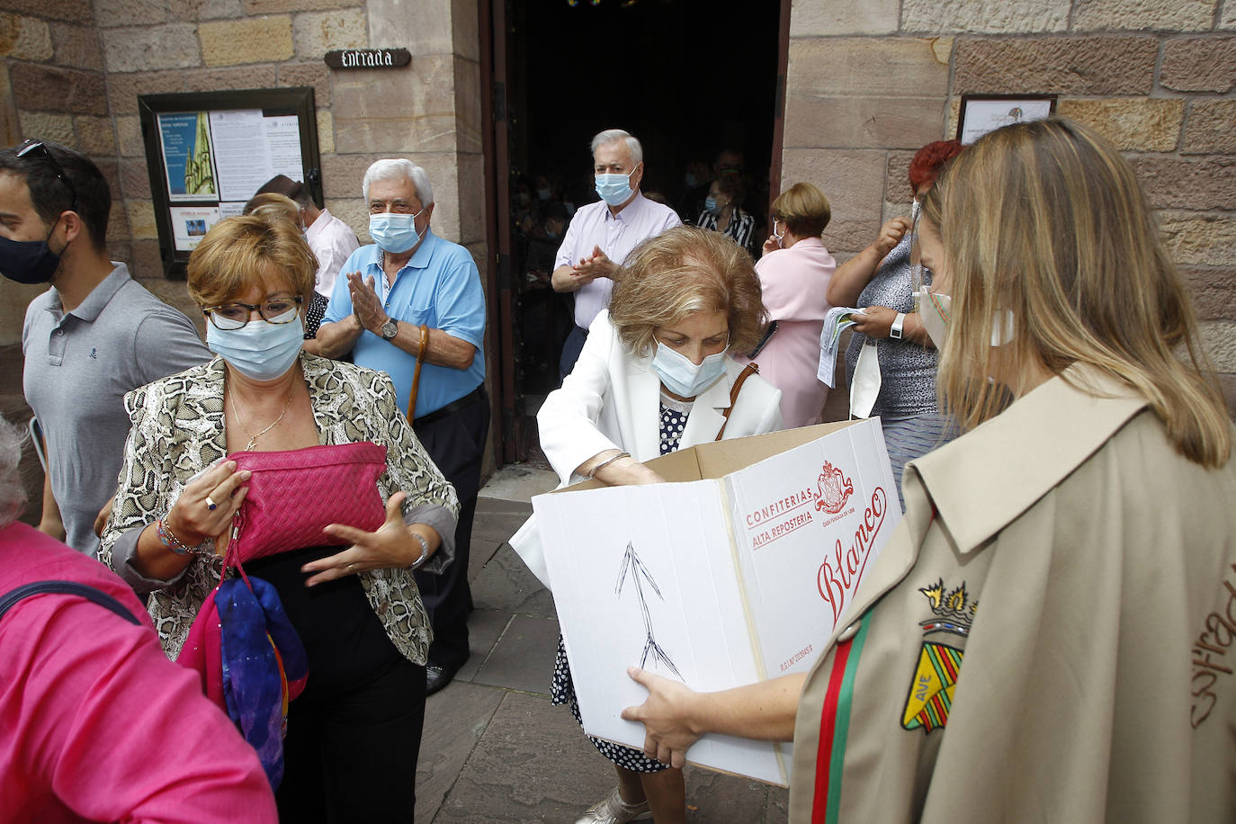 Torrelavega celebra hoy, sábado, la festividad de su patrona, la Virgen Grande, de una manera especial, como el año que nos está tocando vivir. Las fiestas, suspendidas por la pandemia, han sustituido el tradicional bullicio por resignación y una alegría contenida alejada de cualquier aglomeración. La ciudad no está engalanada y apenas un puñado de actos siguen en pie, como el concurso nacional de pintura rápida al aire libre, el reparto de polkas, el concurso de bolos o los conciertos en La Lechera y el Teatro Concha Espina, que tendrán lugar hoy.