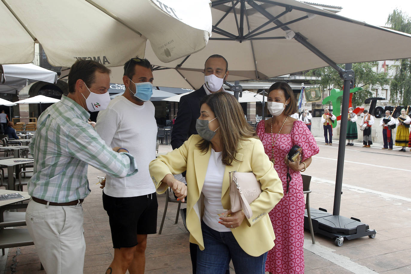 Torrelavega celebra hoy, sábado, la festividad de su patrona, la Virgen Grande, de una manera especial, como el año que nos está tocando vivir. Las fiestas, suspendidas por la pandemia, han sustituido el tradicional bullicio por resignación y una alegría contenida alejada de cualquier aglomeración. La ciudad no está engalanada y apenas un puñado de actos siguen en pie, como el concurso nacional de pintura rápida al aire libre, el reparto de polkas, el concurso de bolos o los conciertos en La Lechera y el Teatro Concha Espina, que tendrán lugar hoy.