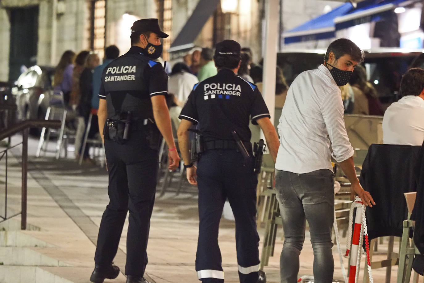 Controles de la Policía Local de Santander, a la una y a las dos de la madrugada de hoy.