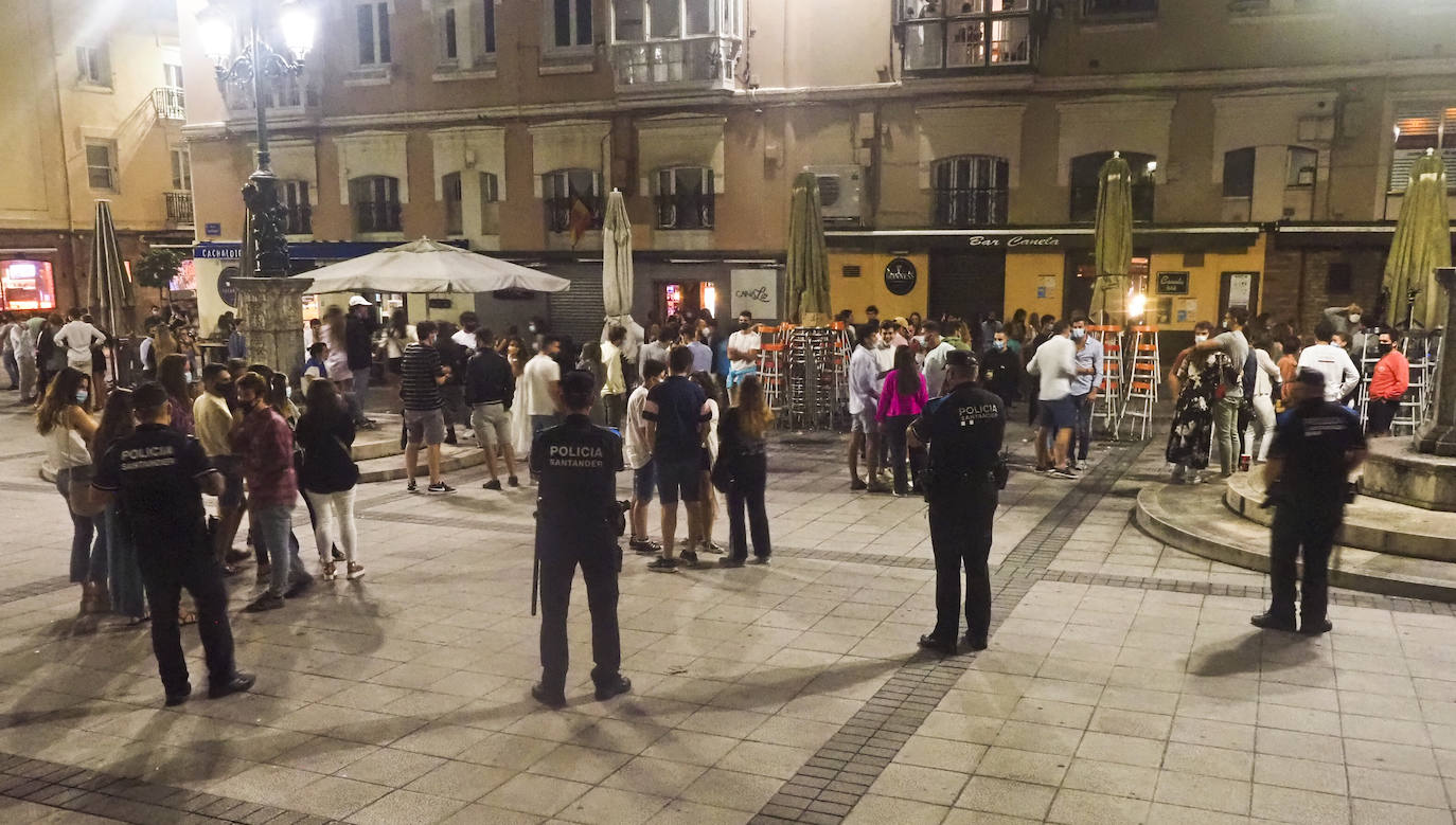 Agentes de la Policía Local se desplegaron este viernes por la noche en las zonas de ocio más concurridas de Santander, para vigilar el cumplimiento de las medidas contra la propagación del coronavirus.