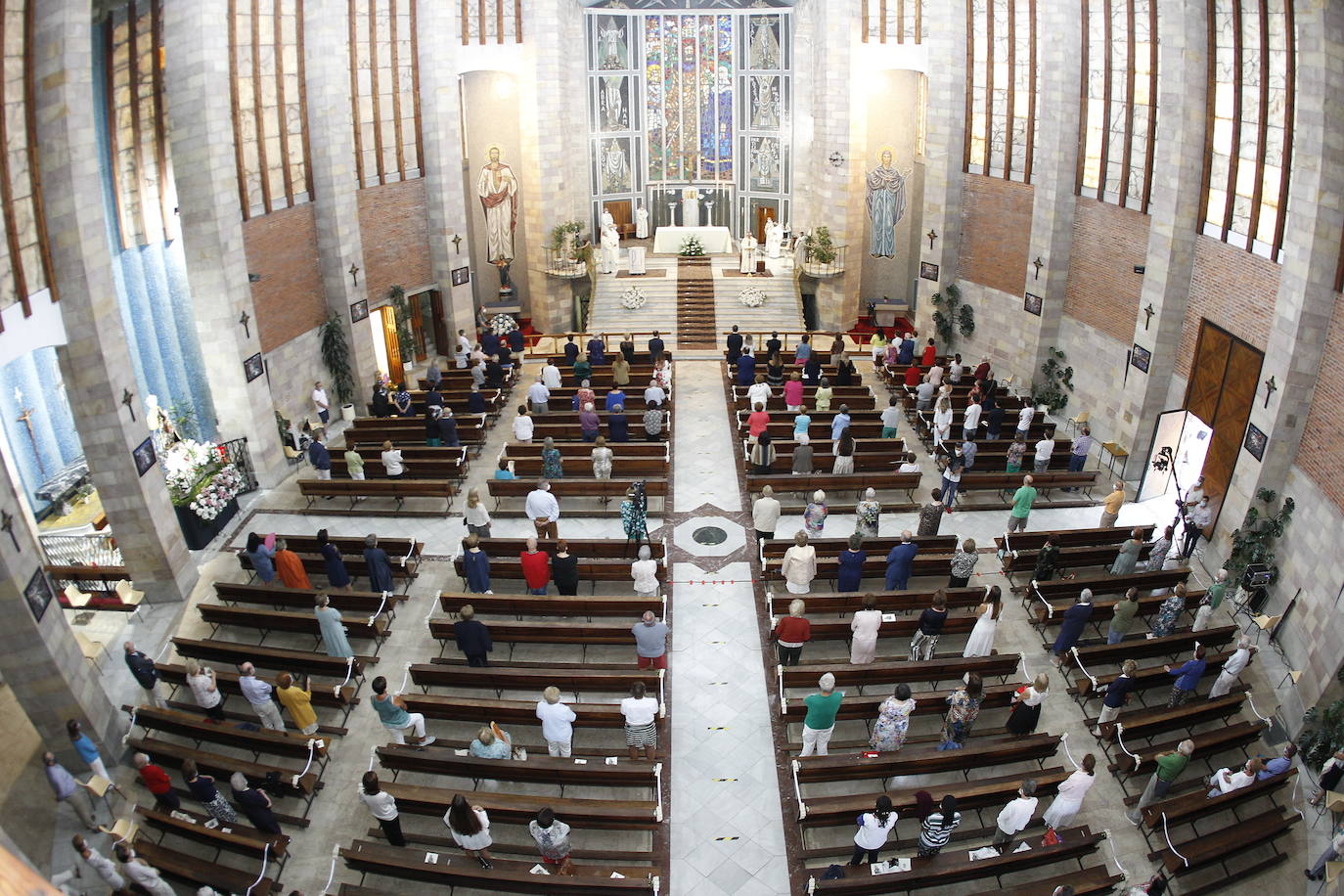 Doscientas personas llenaron el aforo limitado del templo durante la misa en honor a la Virgen Grande