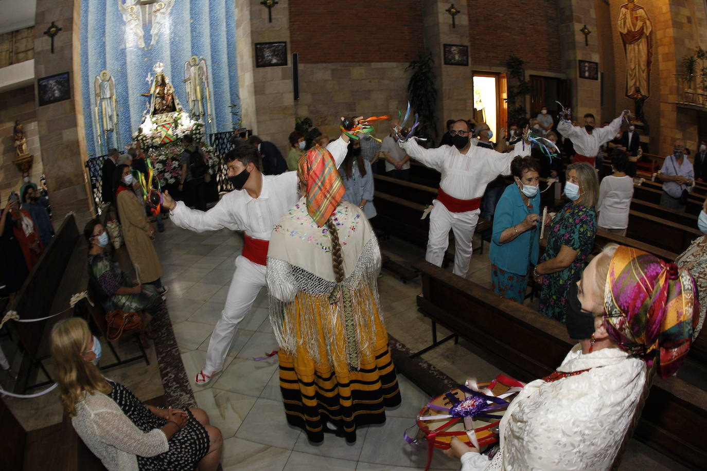 Doscientas personas llenaron el aforo limitado del templo durante la misa en honor a la Virgen Grande