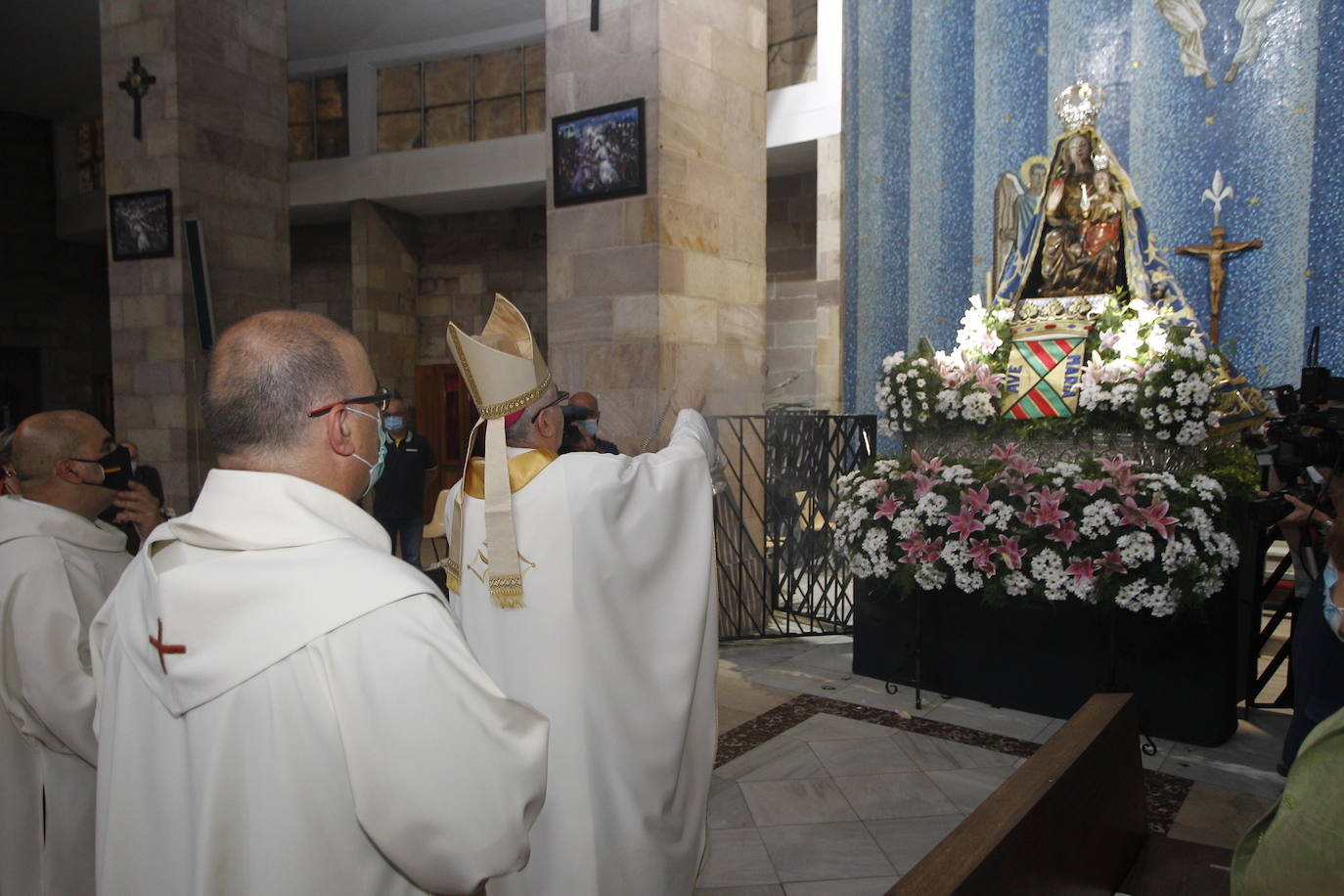 Doscientas personas llenaron el aforo limitado del templo durante la misa en honor a la Virgen Grande