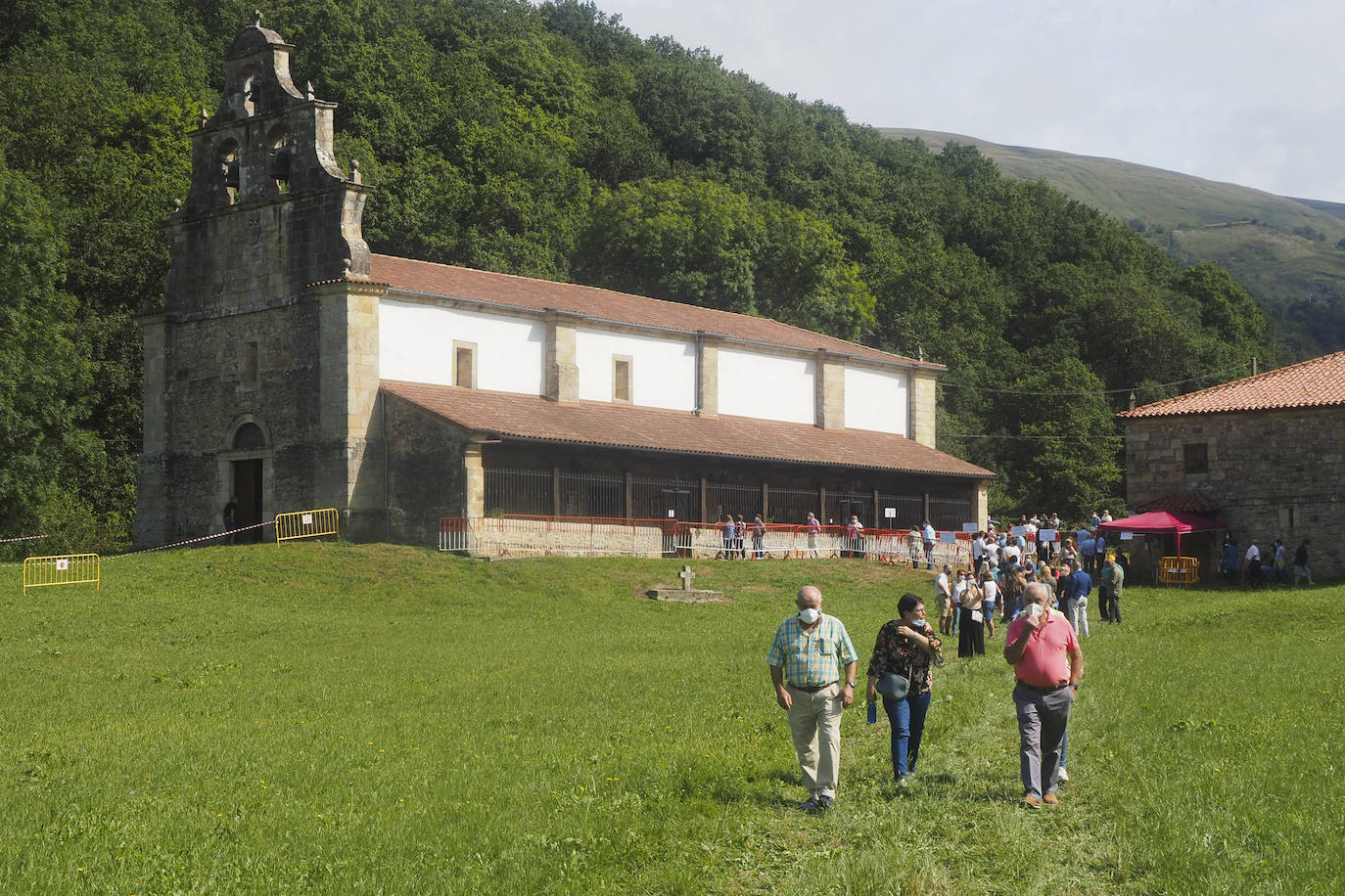 Este año la Virgen de Valvanuz ha congregado a muchos menos fieles en las inmediaciones de la ermita de Selaya, con la suspensión de todos los eventos festivos a excepción de los actos litúrgicos en honor a la patrona de los pasiegos.