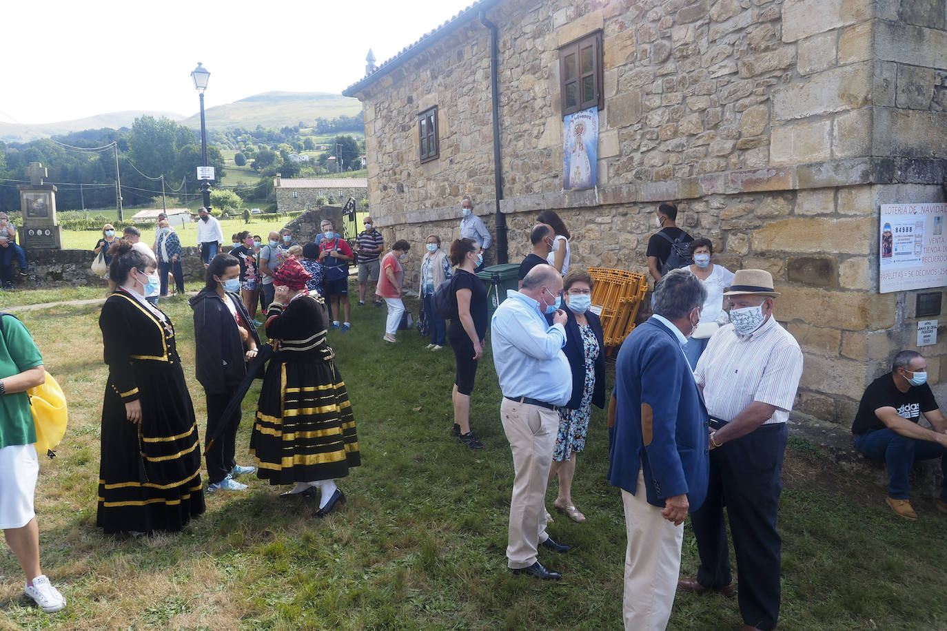 Este año la Virgen de Valvanuz ha congregado a muchos menos fieles en las inmediaciones de la ermita de Selaya, con la suspensión de todos los eventos festivos a excepción de los actos litúrgicos en honor a la patrona de los pasiegos.