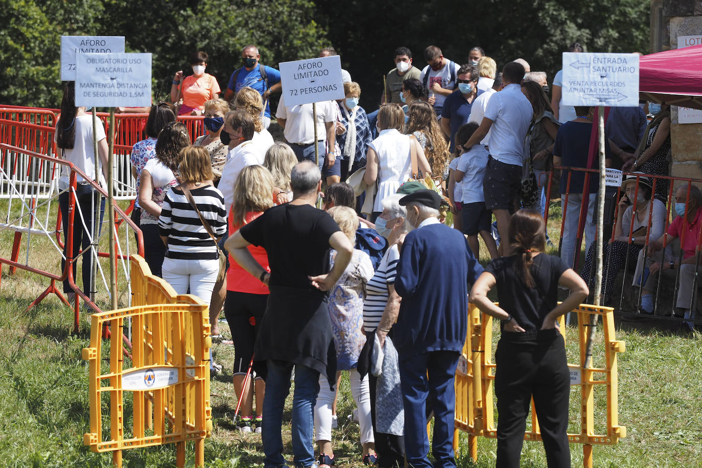 Este año la Virgen de Valvanuz ha congregado a muchos menos fieles en las inmediaciones de la ermita de Selaya, con la suspensión de todos los eventos festivos a excepción de los actos litúrgicos en honor a la patrona de los pasiegos.