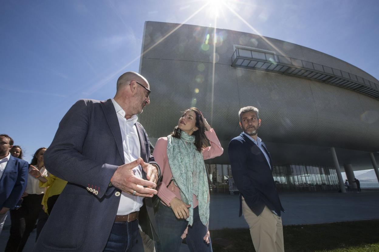 Álvarez y Ceruti acompañan a Arrimada en un paseo de campaña. j. cotera