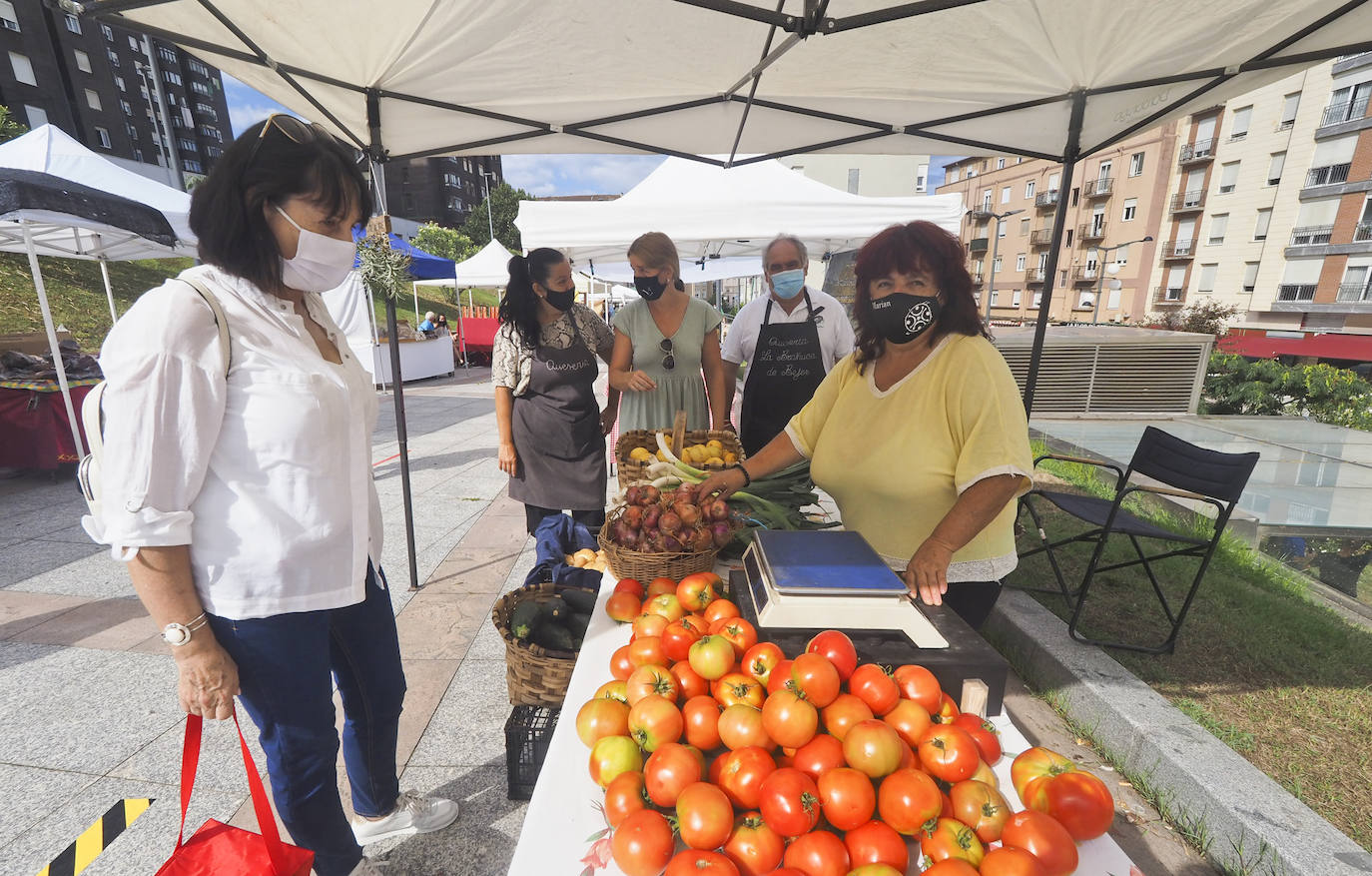 Fotos: II Mercado de Productores Cántabros en la calle Tetuán