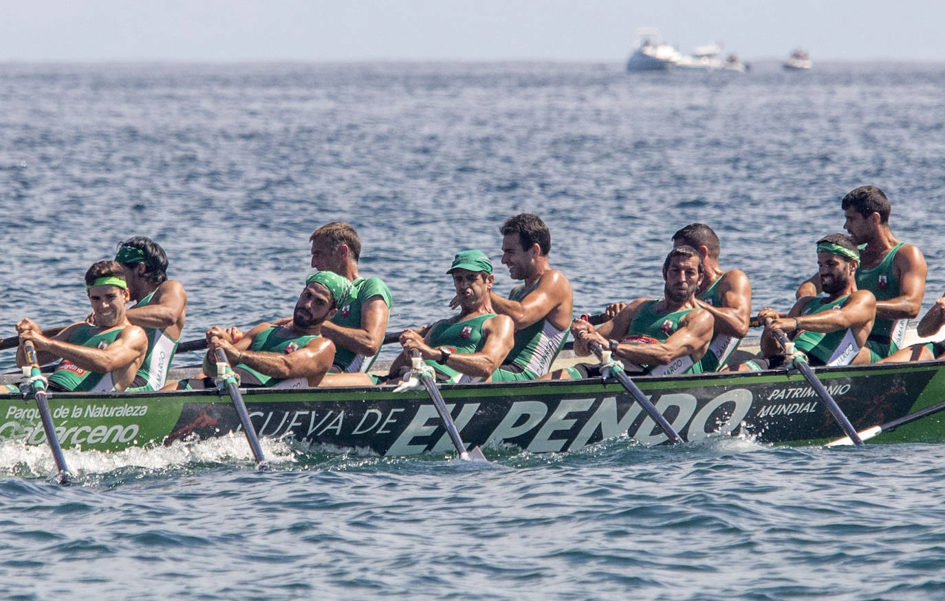 Fotos: &#039;La Pedreñera&#039; se impone en la Bandera Marina de Cudeyo