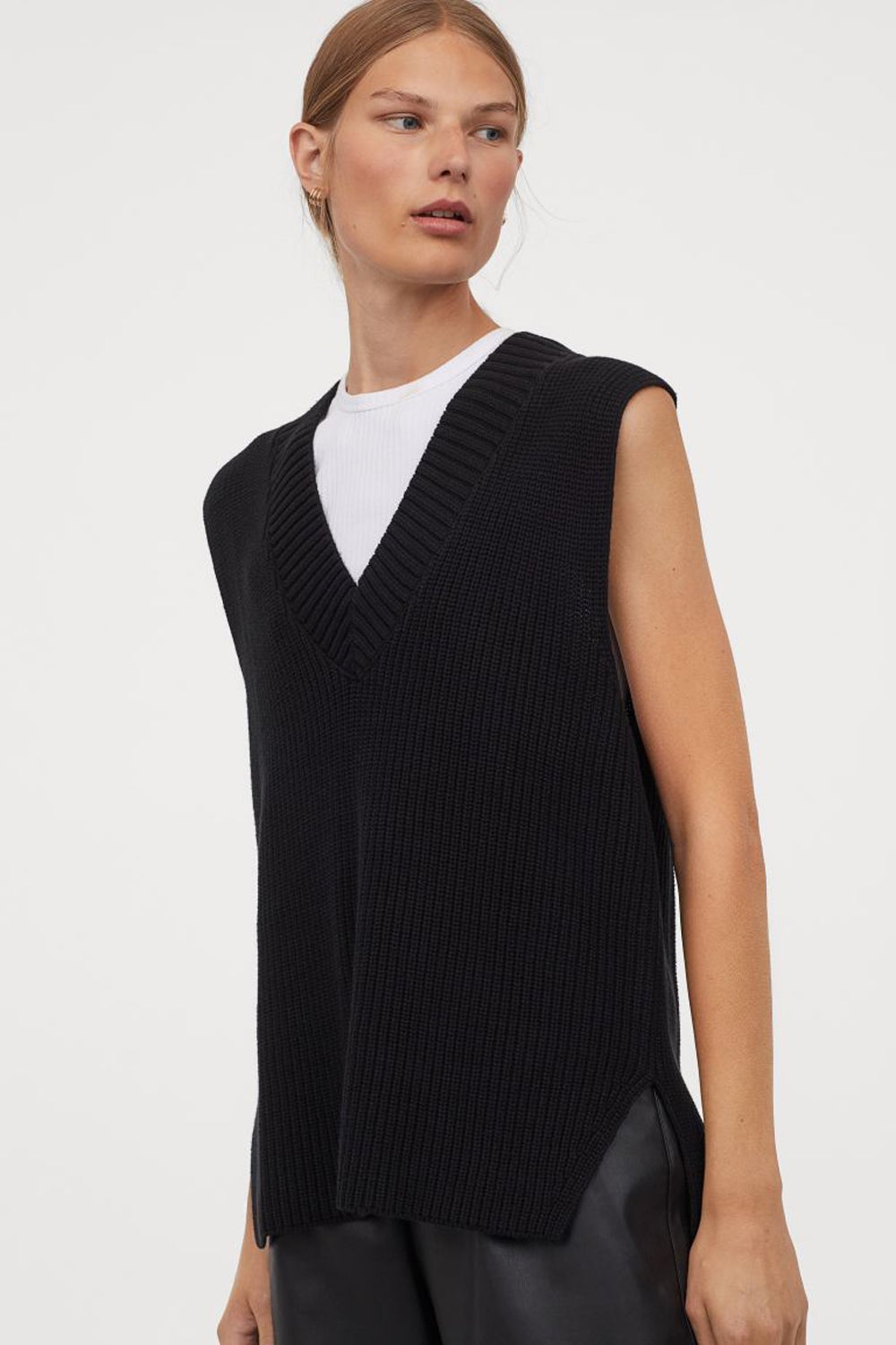 Chaleco de punto en color negro de H&M, 19,99 euros.