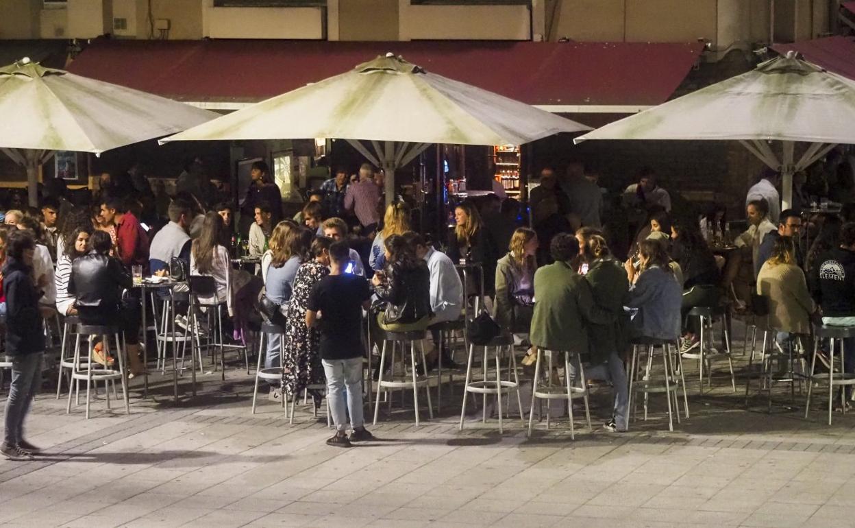 Los establecimientos de ocio nocturno de Cañadio apagaron las luces de sus fachadas, ayer, como protesta por las restricciones al sector. 