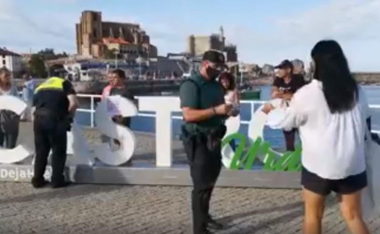 Los agentes identifican a los que participaban en la protesta sin llevar mascarilla.