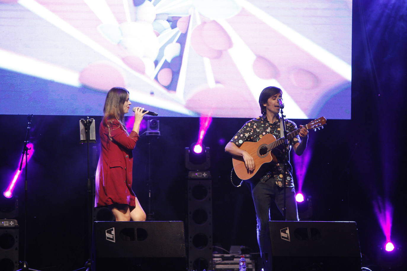 Los artistas locales Fonso Blanco, Abel Revuelta y El artista oportunista (David Van Bylen y Piloshka) actuaron en las fiestas de la Virgen Grande de la ciudad a beneficio de la Asociación Montañesa de Ayuda al Toxicómano
