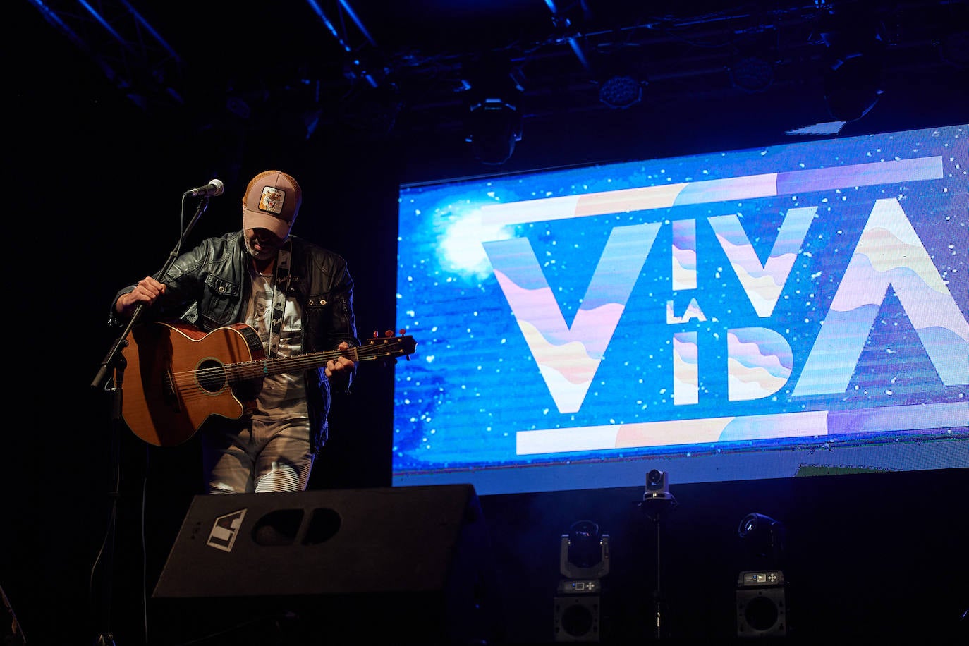 Los artistas locales Fonso Blanco, Abel Revuelta y El artista oportunista (David Van Bylen y Piloshka) actuaron en las fiestas de la Virgen Grande de la ciudad a beneficio de la Asociación Montañesa de Ayuda al Toxicómano