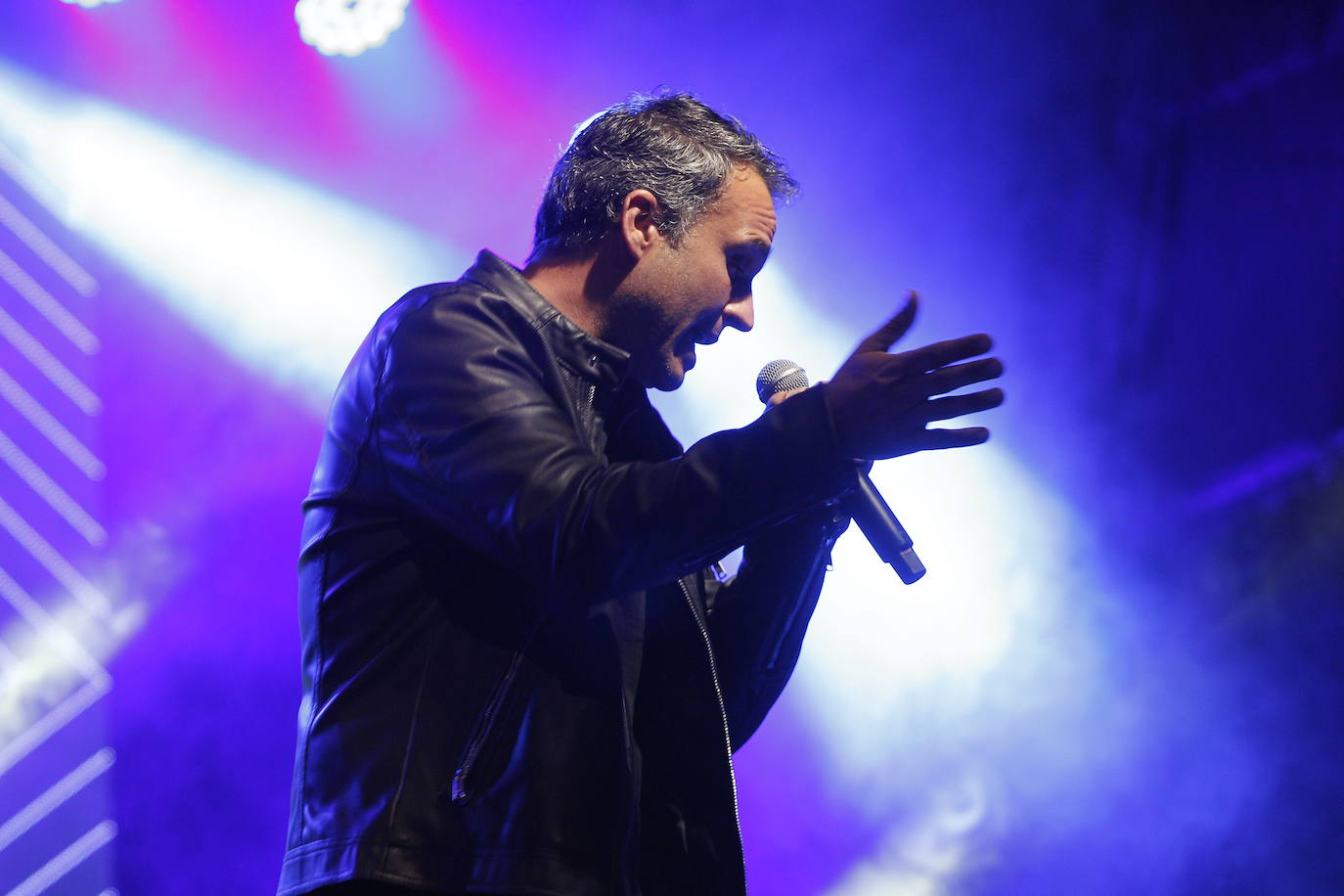 Los artistas locales Fonso Blanco, Abel Revuelta y El artista oportunista (David Van Bylen y Piloshka) actuaron en las fiestas de la Virgen Grande de la ciudad a beneficio de la Asociación Montañesa de Ayuda al Toxicómano