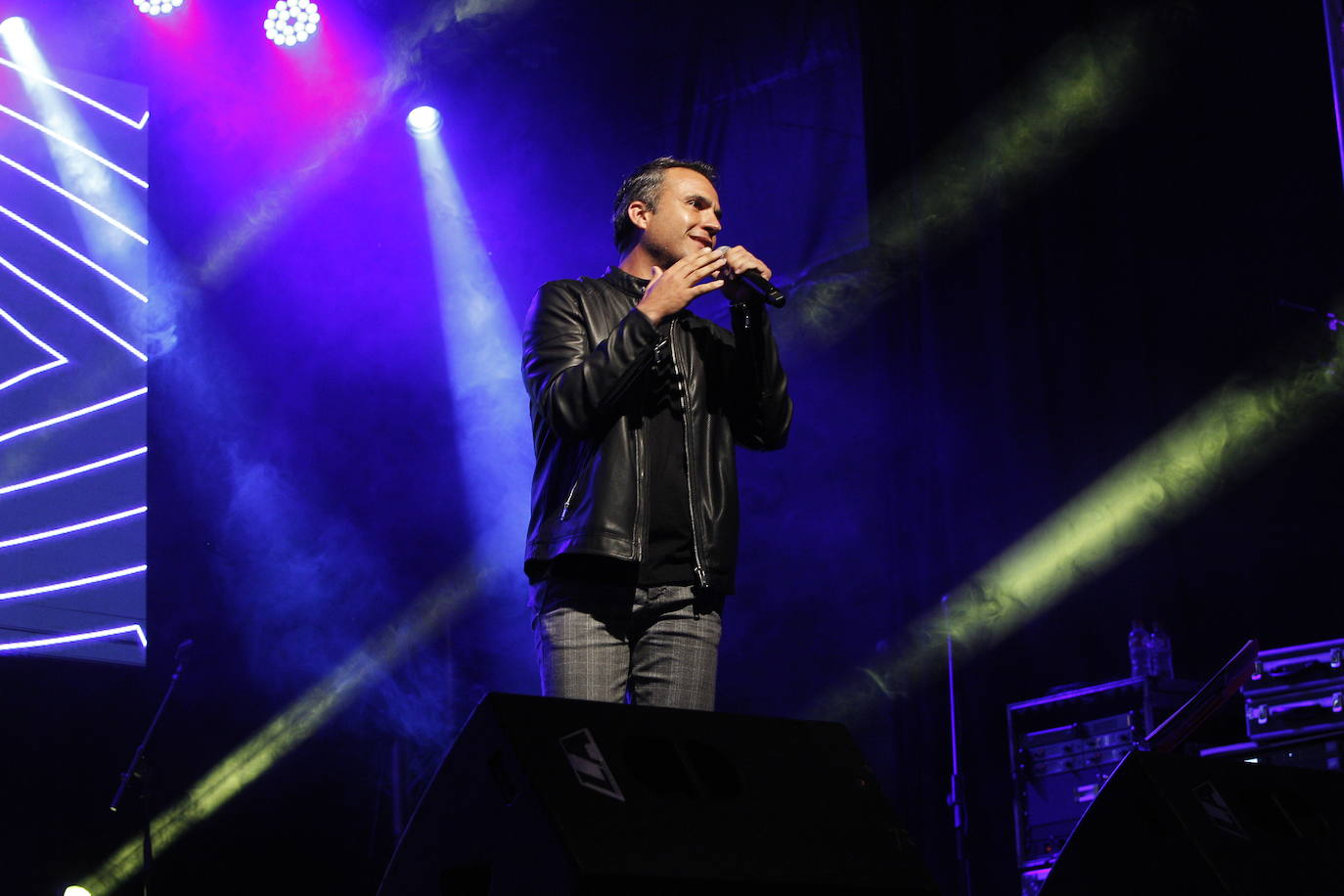 Los artistas locales Fonso Blanco, Abel Revuelta y El artista oportunista (David Van Bylen y Piloshka) actuaron en las fiestas de la Virgen Grande de la ciudad a beneficio de la Asociación Montañesa de Ayuda al Toxicómano