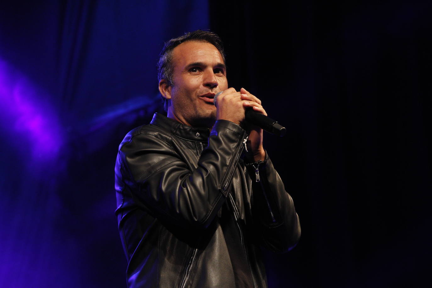 Los artistas locales Fonso Blanco, Abel Revuelta y El artista oportunista (David Van Bylen y Piloshka) actuaron en las fiestas de la Virgen Grande de la ciudad a beneficio de la Asociación Montañesa de Ayuda al Toxicómano