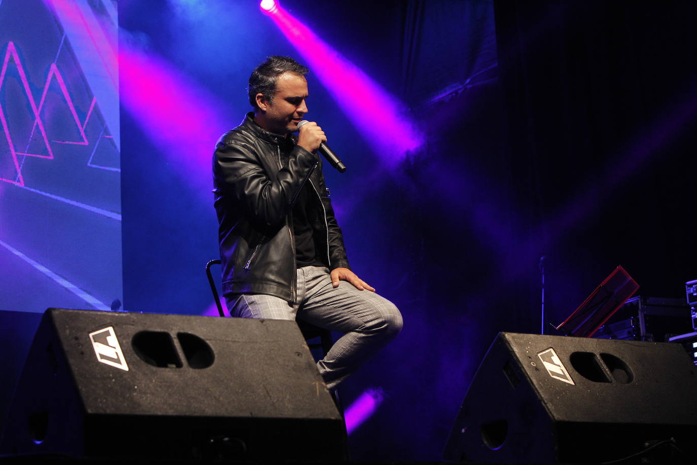 Los artistas locales Fonso Blanco, Abel Revuelta y El artista oportunista (David Van Bylen y Piloshka) actuaron en las fiestas de la Virgen Grande de la ciudad a beneficio de la Asociación Montañesa de Ayuda al Toxicómano