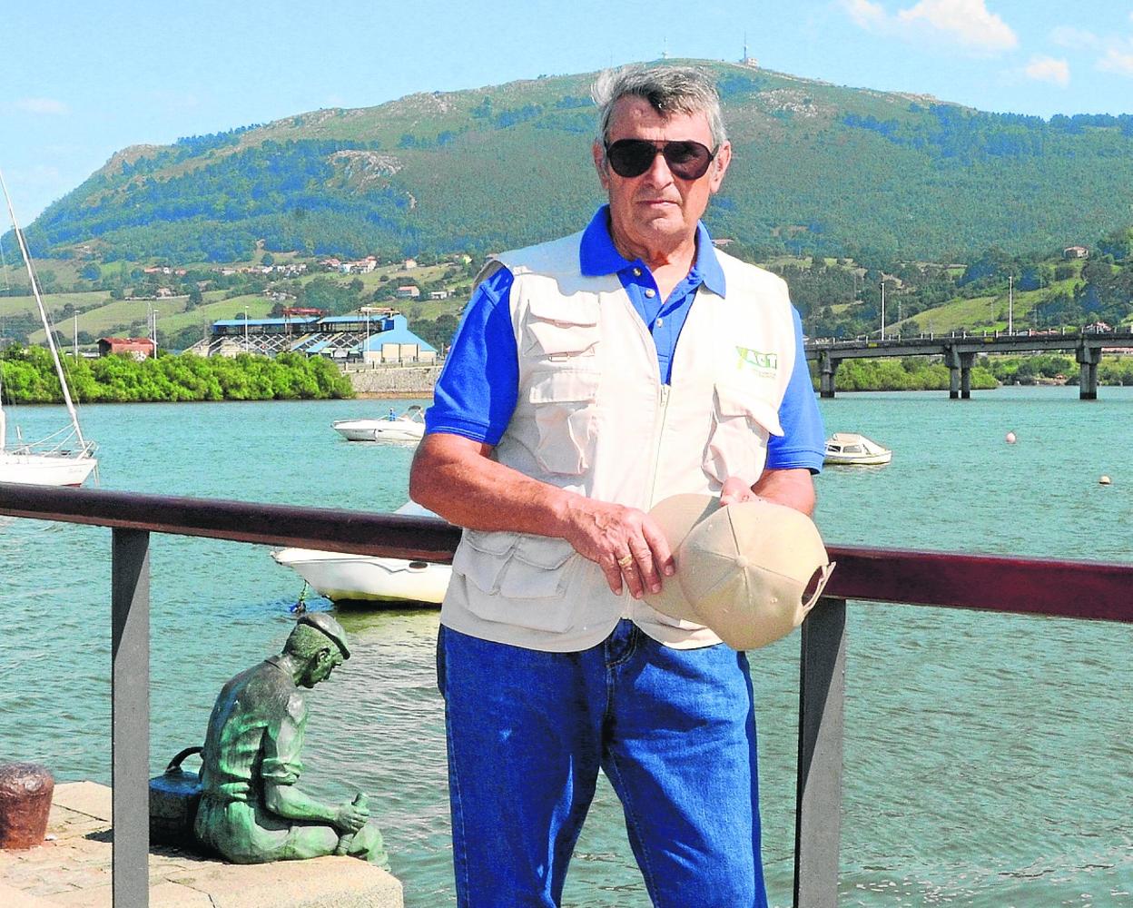 Vicente García Palazuelos posa en el muelle de El Astillero. 