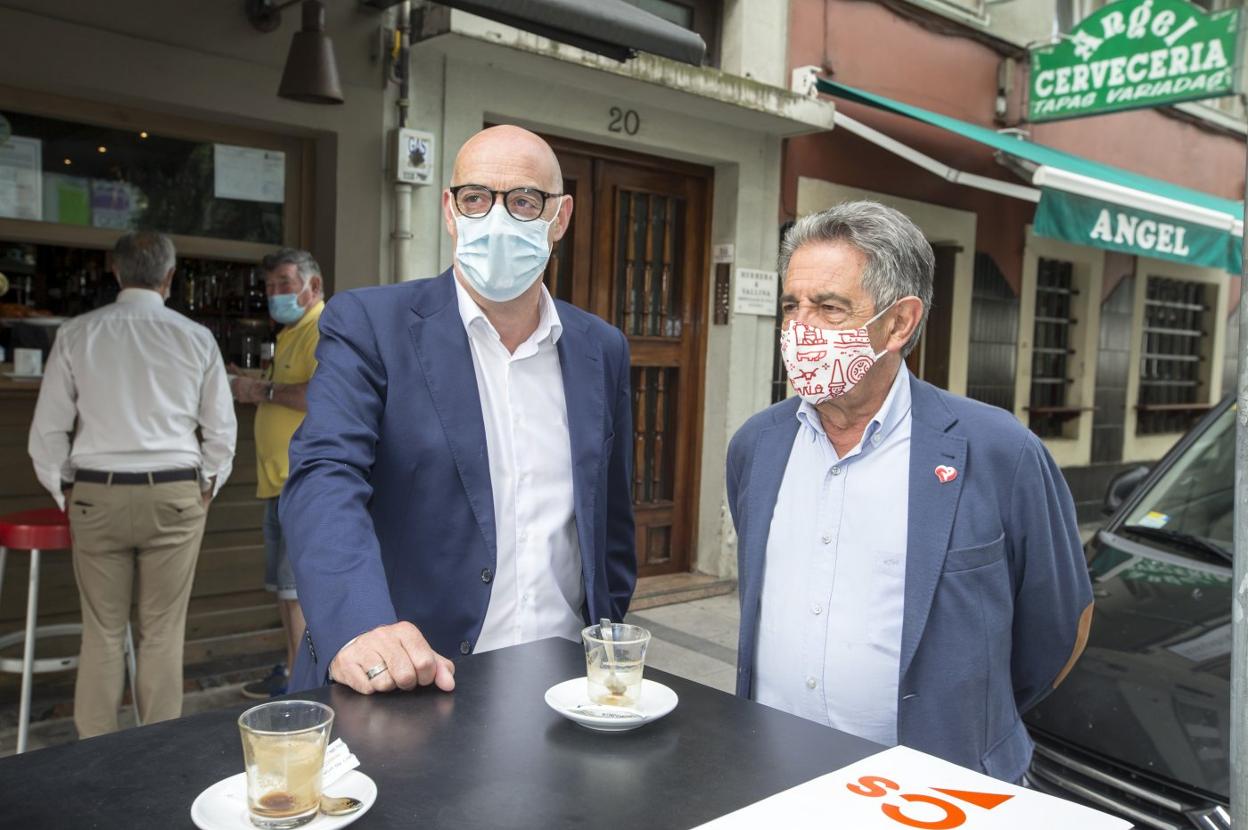 Álvarez y Revilla comparten mesa en una de las cafeterías que hay frente a la sede del Gobierno antes de la reunón. 