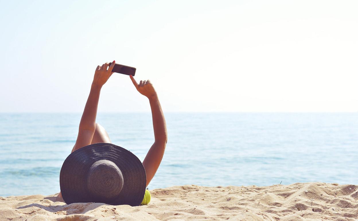 Momento perfecto para sacarte una foto en la playa, ¿con o sin edición?