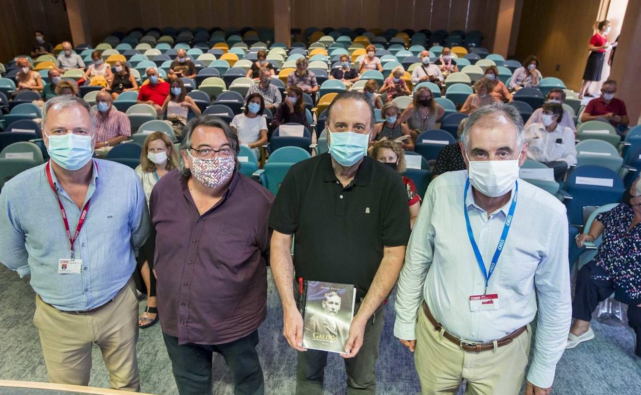 Andrés Hoyo, vicerrector, el escritor Jesús Ruiz Mantilla, el editor Jesús Herrán y el biógrafo de Galdós, Germán Gullón, en el Paraninfo.