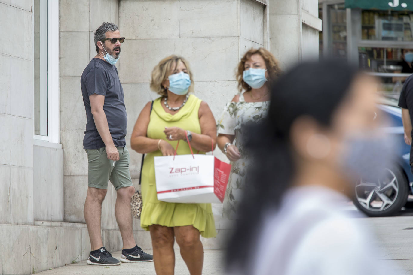 Los ciudadanos se adaptan al veto de fumar sin distancia, su prohibición en las playas y el límite de reuniones en diez personas