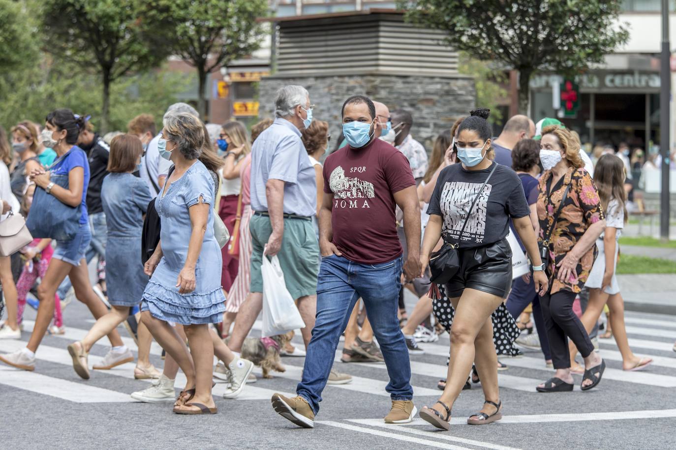 Los ciudadanos se adaptan al veto de fumar sin distancia, su prohibición en las playas y el límite de reuniones en diez personas