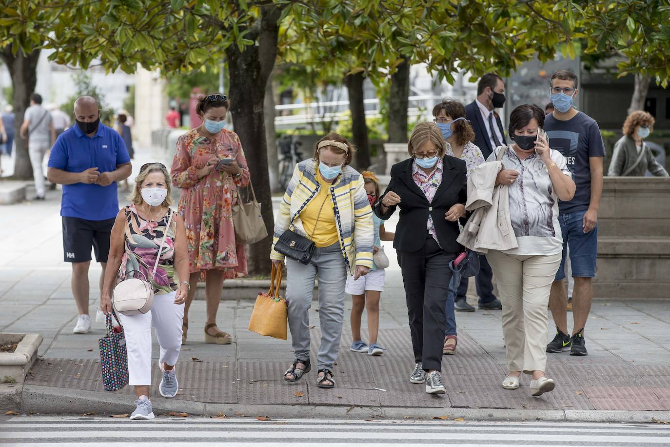 Los ciudadanos se adaptan al veto de fumar sin distancia, su prohibición en las playas y el límite de reuniones en diez personas