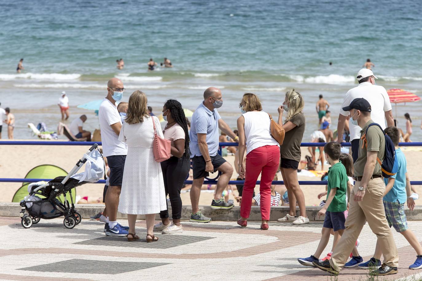 Los ciudadanos se adaptan al veto de fumar sin distancia, su prohibición en las playas y el límite de reuniones en diez personas