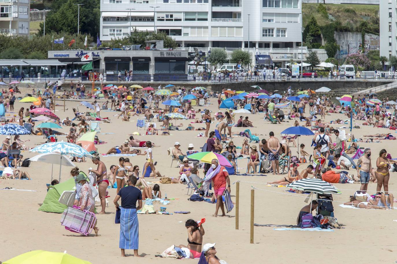 Los ciudadanos se adaptan al veto de fumar sin distancia, su prohibición en las playas y el límite de reuniones en diez personas