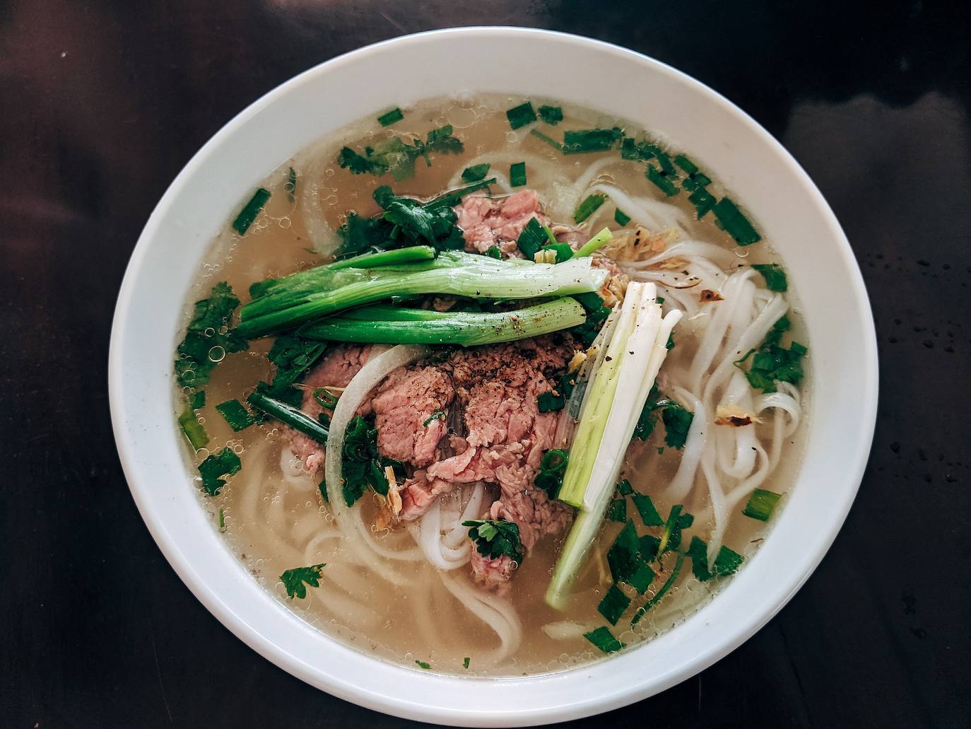 28- Pho, Vietnam | Caldo con fideos de arroz fresco, algunas hierbas y pollo o carne de res.