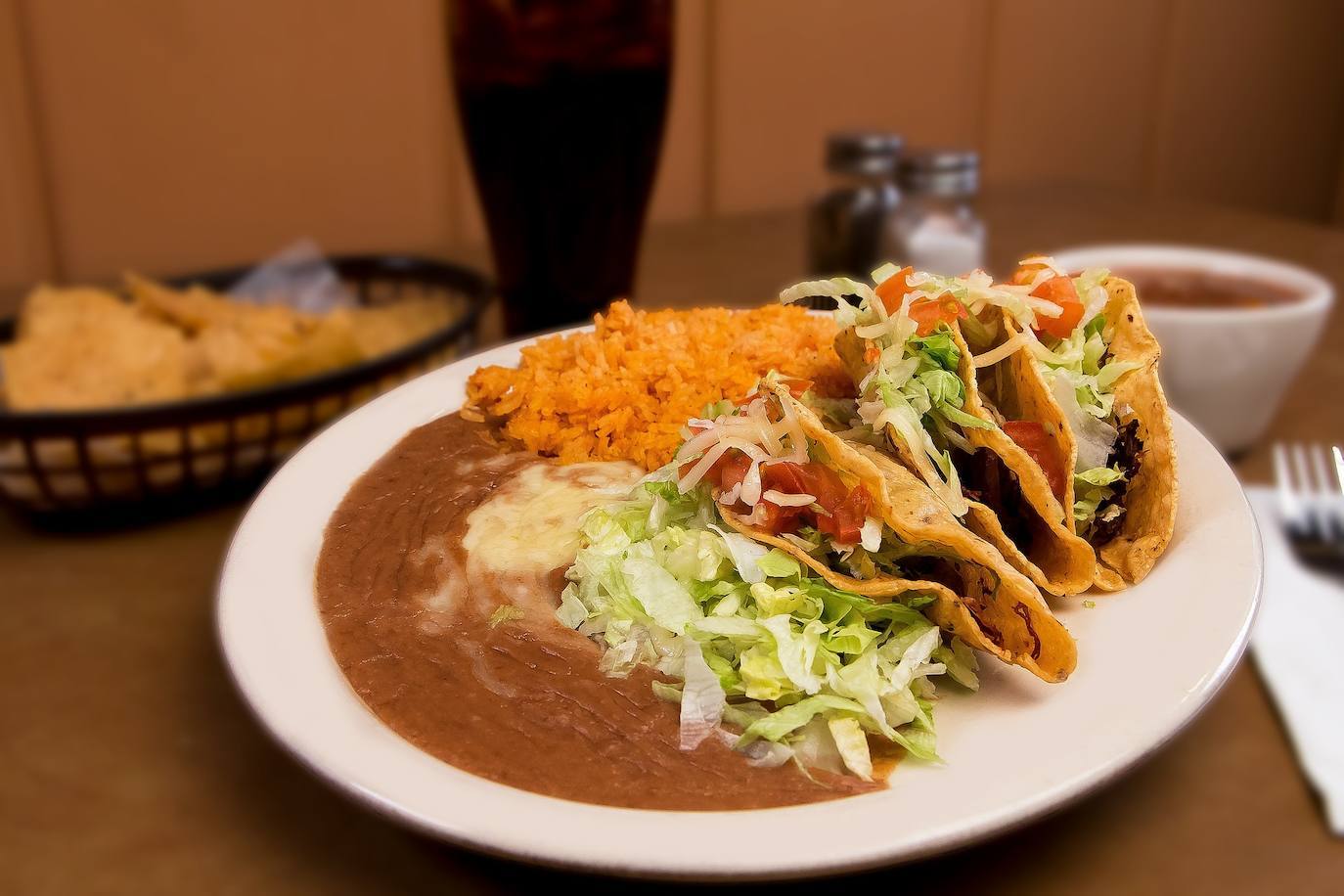 43- Tacos, México | Tortitas hechas a mano, rellenas con pequeños trozos de carne a la parrilla y cubiertas con guacamole, salsa, cebollas y cilantro.