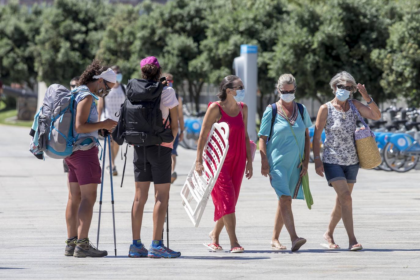 Fotos: Playas al completo en un día muy caluroso en la costa de Cantabria