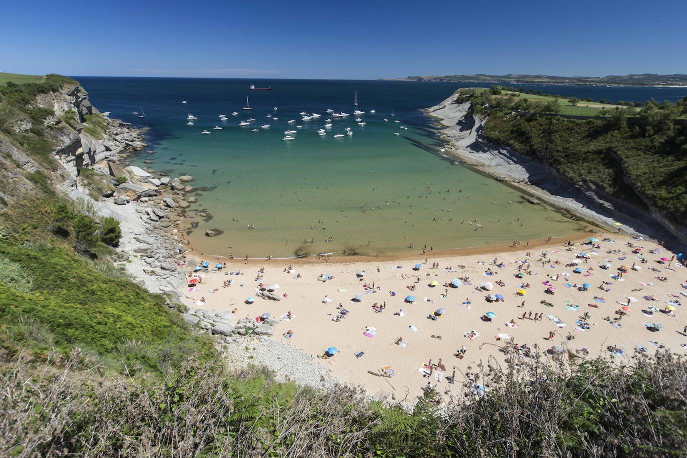 Fotos: Playas al completo en un día muy caluroso en la costa de Cantabria