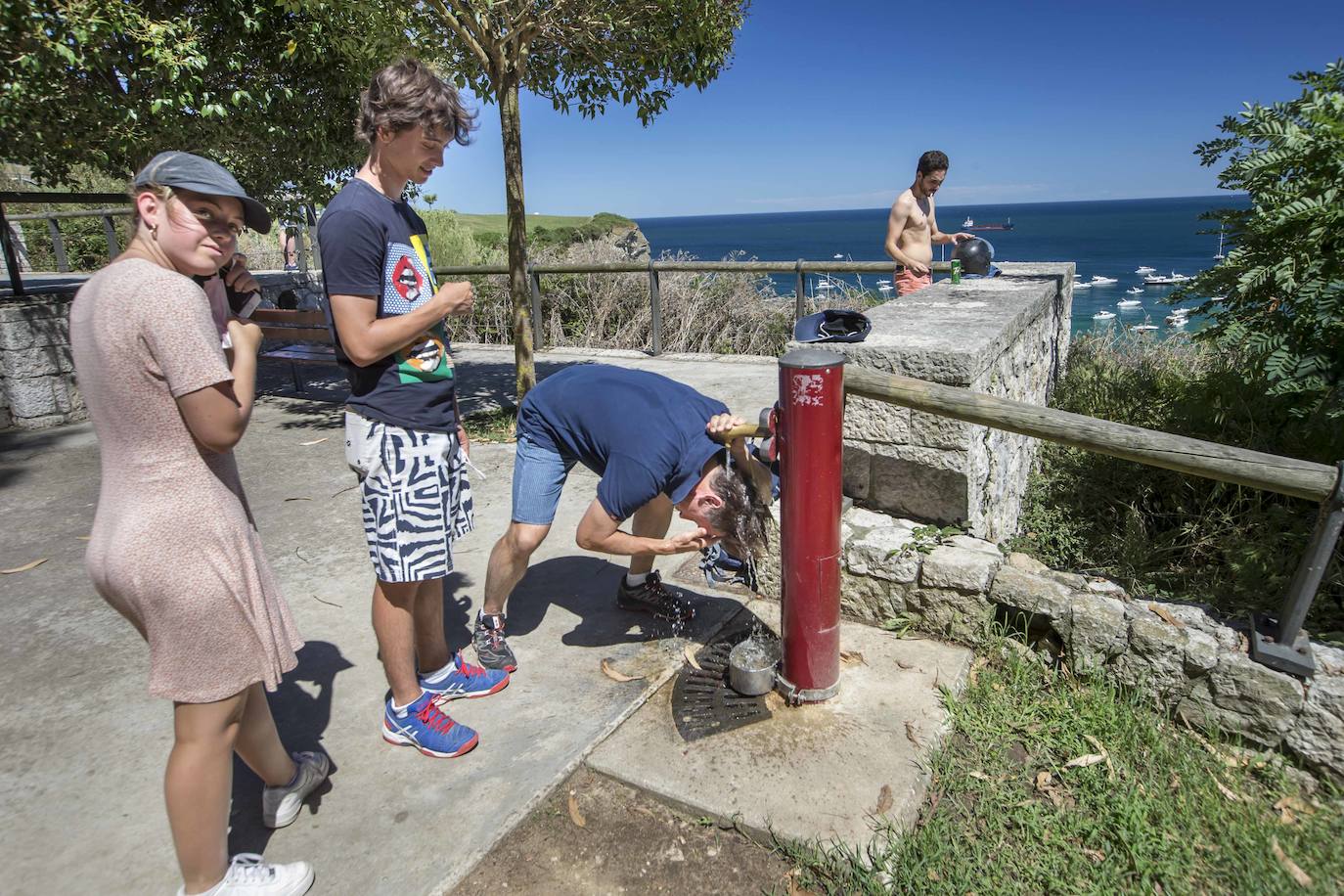 Fotos: Playas al completo en un día muy caluroso en la costa de Cantabria