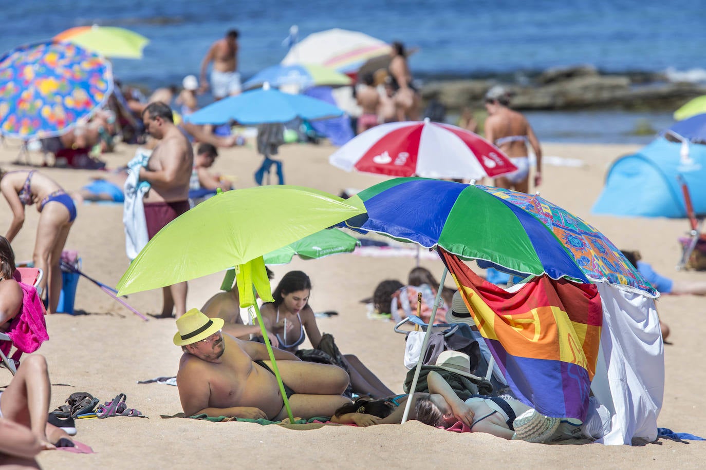 Fotos: Playas al completo en un día muy caluroso en la costa de Cantabria