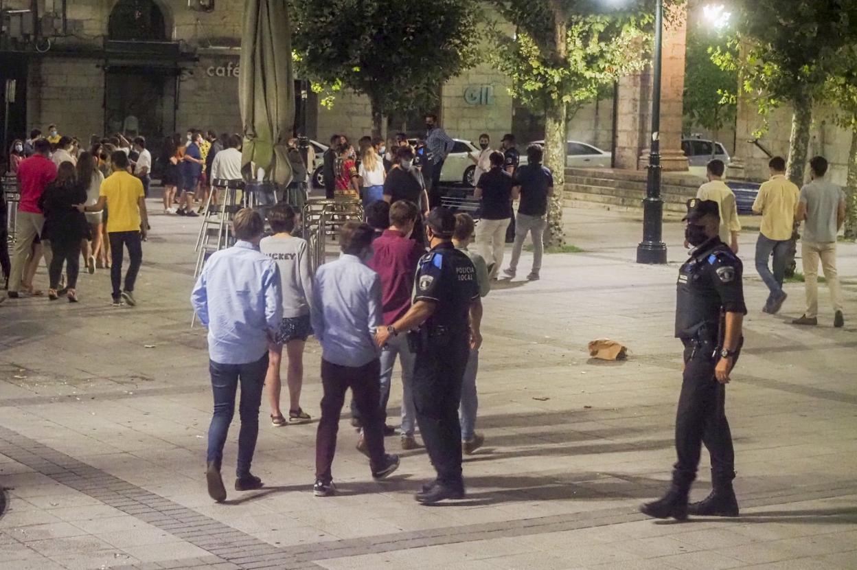 Policías locales de Santander, en la plaza de Cañadío, en una imagen reciente. 