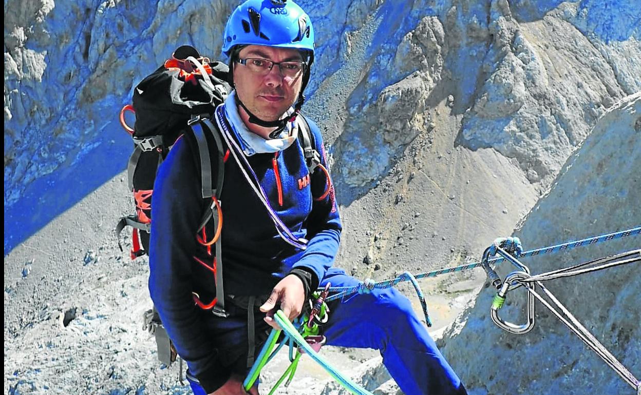 Martín González Hierro haciendo escalada alpina. 