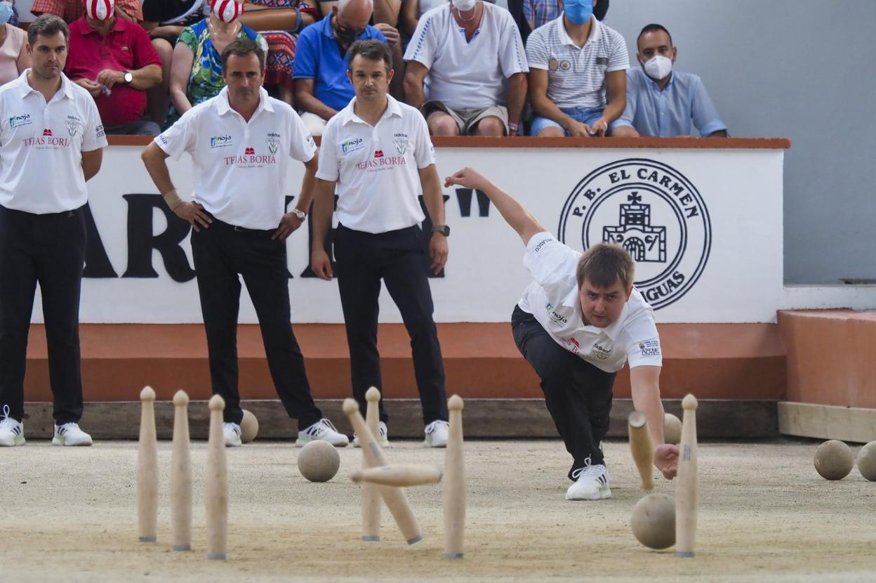 Chin Velasco birla con Raúl de Juana y Óscar González al fondo. 