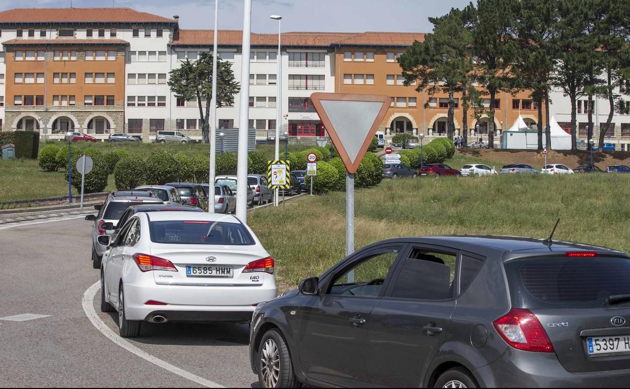 Colas para hacerse la PCR en Liencres, ayer.