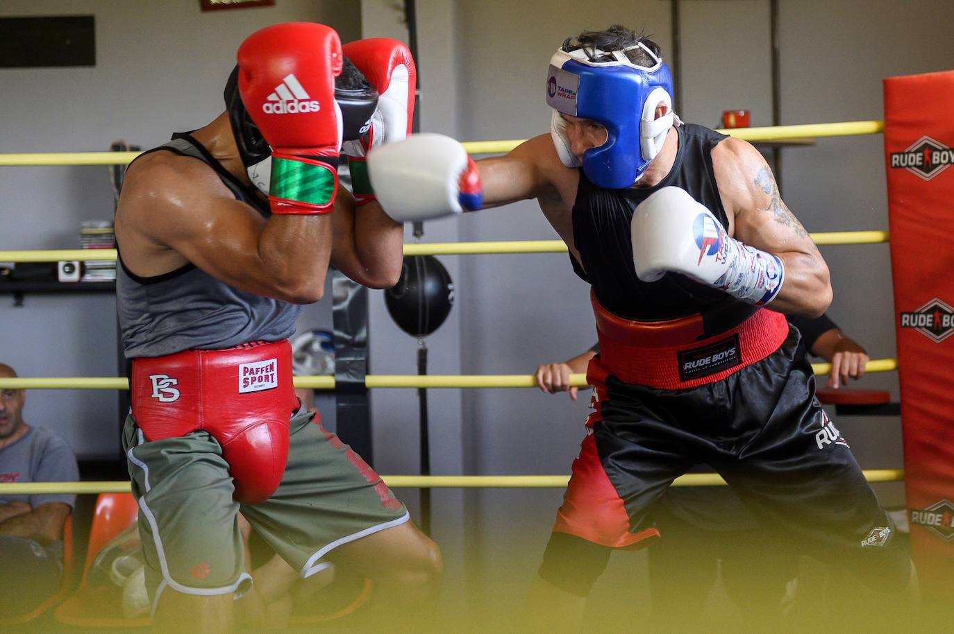 Martínez (derecha) en un combate de entrenamiento en el Kronk.