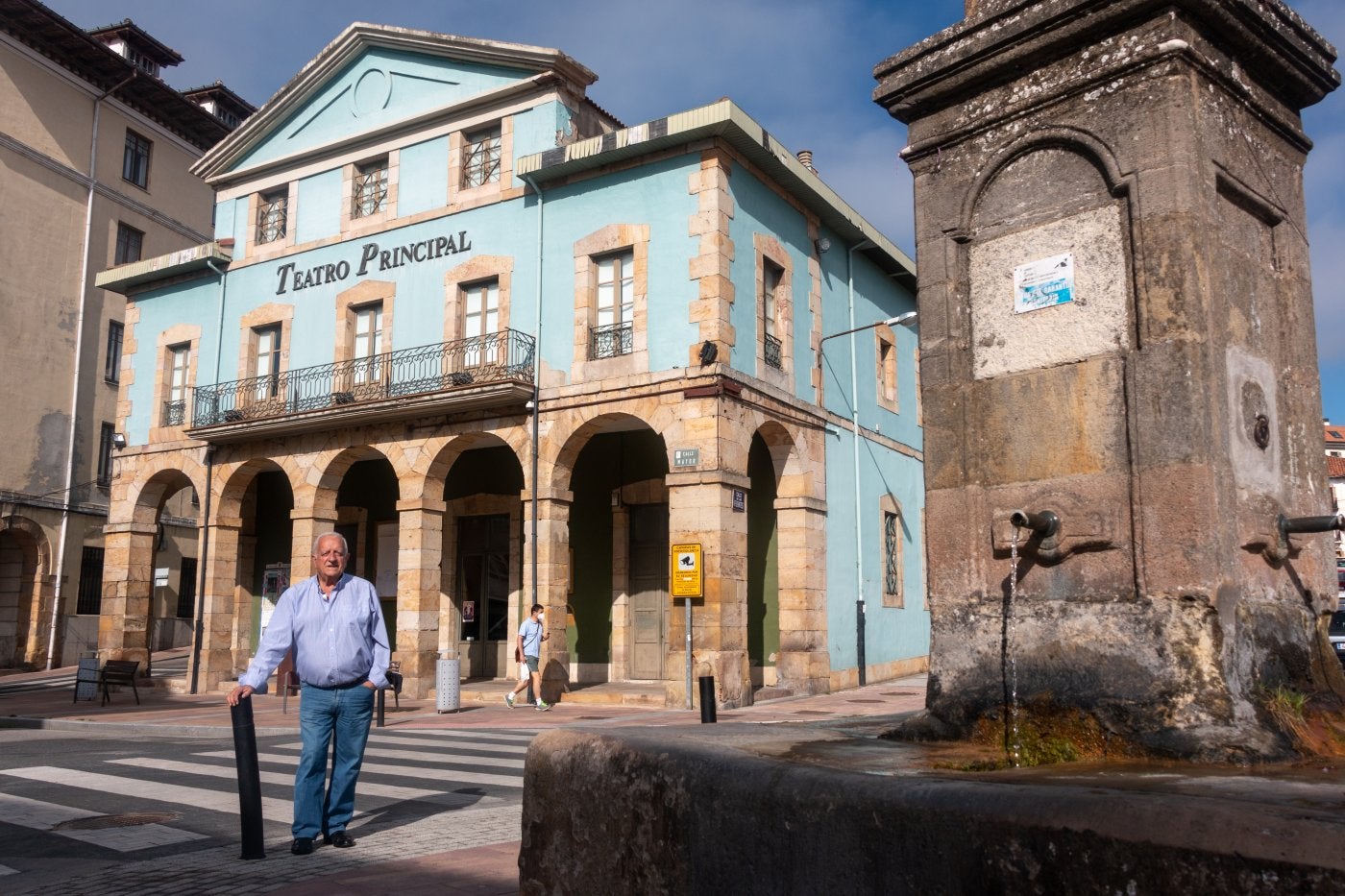 José Andrés García, junto a la Fuente de la Aurora y el Teatro Principal de Reinosa. 