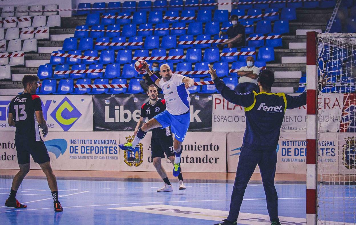 Cristian Postigo, del Liberbank Cantabria Sinfín, durante el amistoso que los santanderinos disputaron ante el Logroño. 